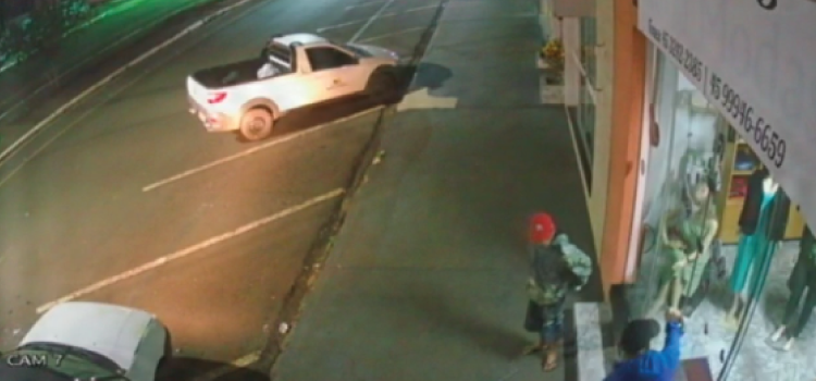 CORBÉLIA: Ladrão mostra o dedo para câmera que flagrava o crime de invasão e furto.