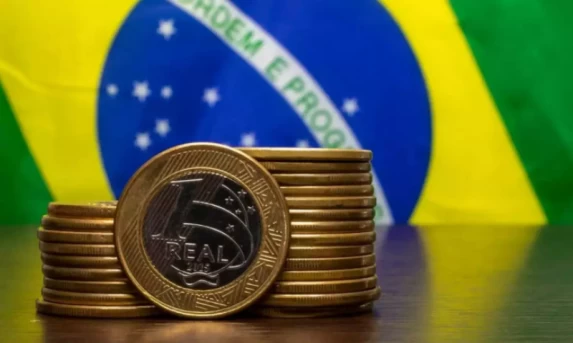 Crescimento da dívida pública impacta orçamento e serviços essenciais no Brasil