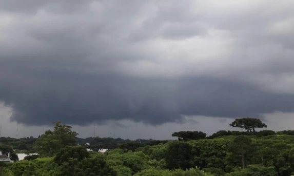 Defesa Civil alerta para temporais no Paraná e reforça apoio aos municípios
