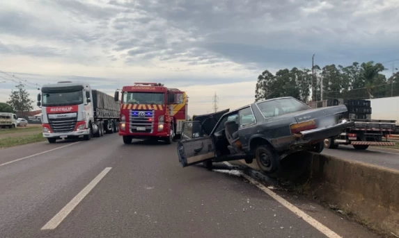 Del Rey sobe em mureta após batida com caminhão na BR-277 em Cascavel
