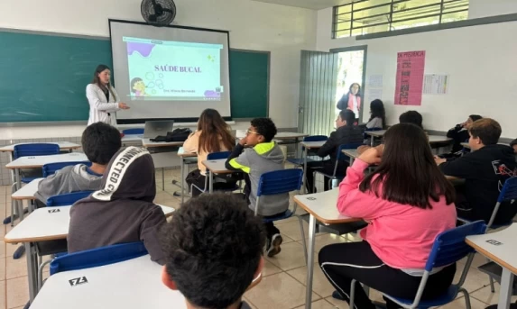 Dentista do Município realiza palestra sobre saúde bucal no Colégio Estadual José de Anchieta