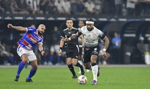 Depay dá assistência, Corinthians atropela Fortaleza na Sul-Americana e ganha moral para clássico
