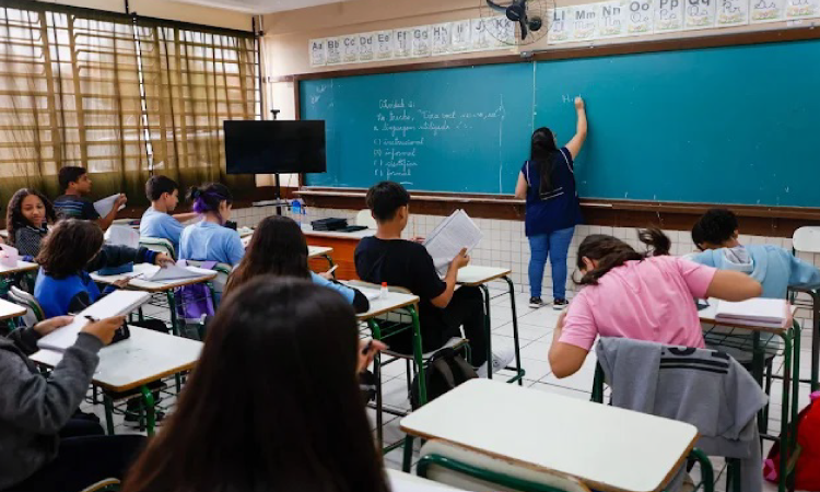 Deputados aprovam em 1° turno projeto que terceiriza gestão de escolas estaduais do Paraná.