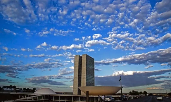 Deputados e senadores elegem presidentes e mesas diretoras no sábado.