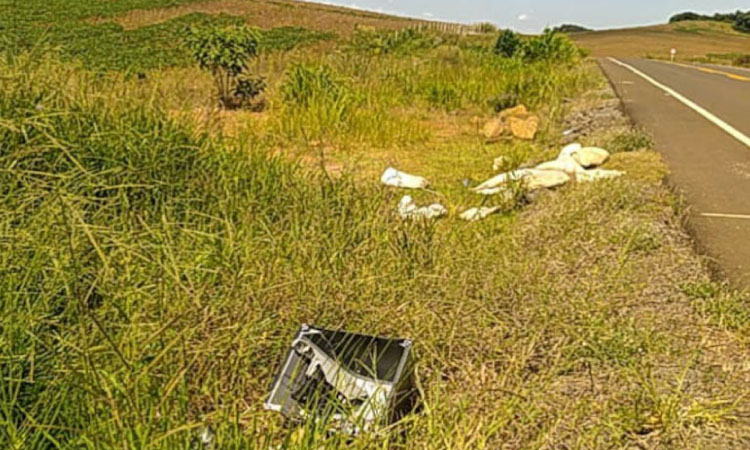 DER/PR alerta para riscos do descarte irregular de lixo em rodovias estaduais