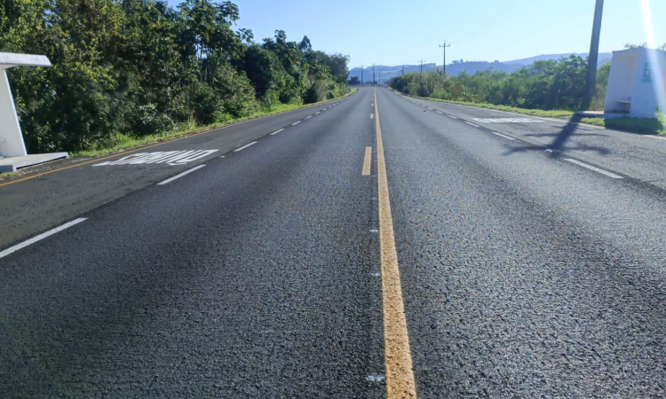 DER/PR executa serviços de conservação em rodovia de Quedas do Iguaçu.