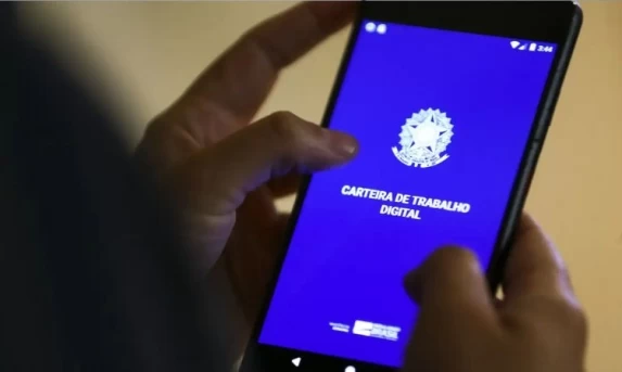 Desemprego cai para 5,3% e atinge menor nível para trimestre terminado em julho
