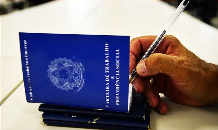 Desemprego no Brasil recua para 5,6%, menor taxa desde 2012, aponta IBGE