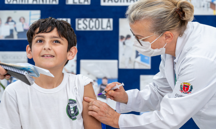 Dia D da vacinação será em 10 de maio; força-tarefa nas escolas começa na segunda