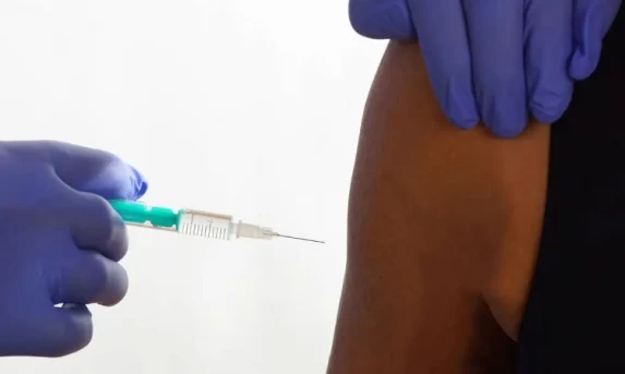 Dia Mundial do Câncer: vacina do HPV também previne doença em homens.