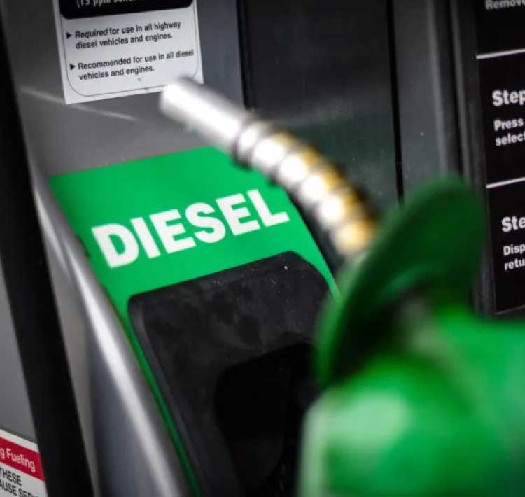 Diesel fica mais barato nas refinarias a partir desta sexta.