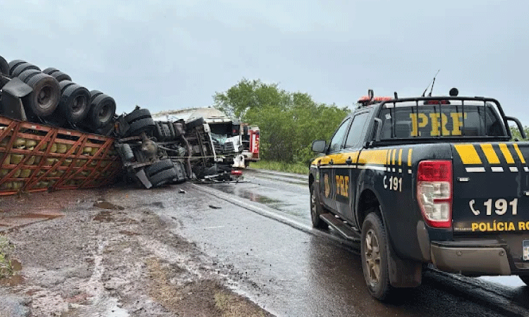 Dois homens morrem em acidente com dois caminhões na BR-163