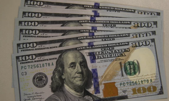 Dólar cai para R$ 4,97 após decisão de Banco Central americano.