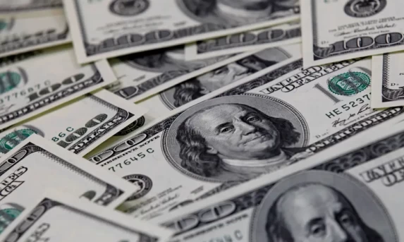 Dólar cai para R$ 5,16 à espera de dados nos Estados Unidos.