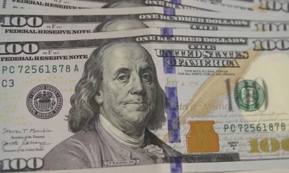 Dólar cai para R$ 5,49 com derrubada de alta do IOF e inflação menor
