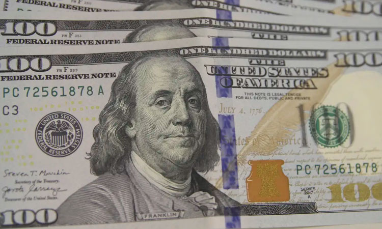 Dólar cai para R$ 5,49 com derrubada de alta do IOF e inflação menor