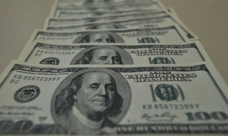 Dólar cai para R$ 5,76 e fecha no menor nível desde novembro