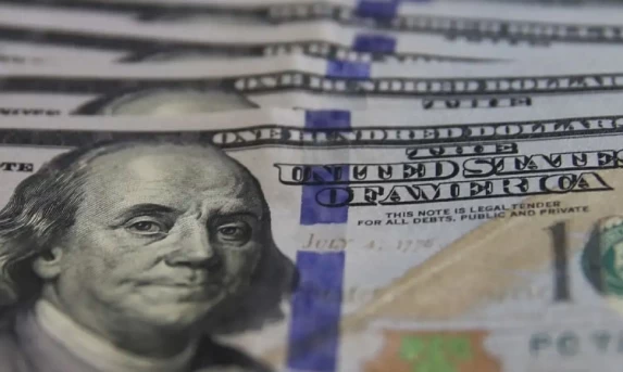 Dólar cai para R$ 5,84 após suspensão de tarifaço de Trump