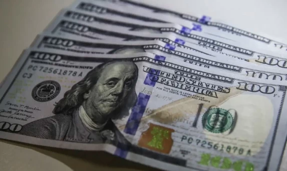 Dólar fecha praticamente estável mesmo com inflação nos EUA