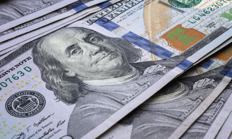 Dólar opera em forte alta e vai a R$ 5,75, com avanço da inflação e à espera de anúncio de cortes de gastos
