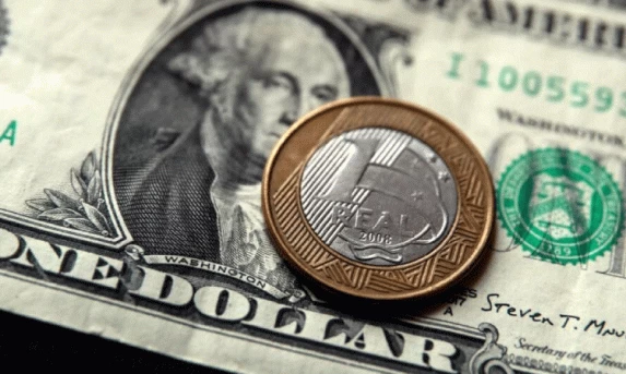 Dólar pode passar de R$ 6 no curto prazo com aumento das contas públicas, dizem analistas