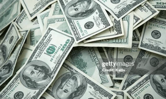 Dólar sobe a R$ 5,76 e tem maior patamar em mais de três anos, à espera de corte de gastos