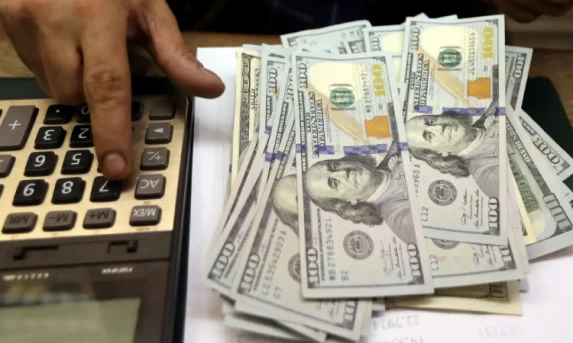 Dólar sobe para R$ 5,71 após ameaças de Trump à China