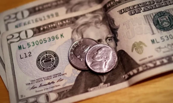 Dólar sobe para R$ 5,89 após EUA confirmarem tarifa de 145% à China