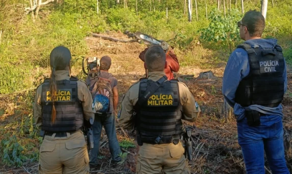 Dupla é presa em flagrante por extração ilegal de madeira em Quedas do Iguaçu.