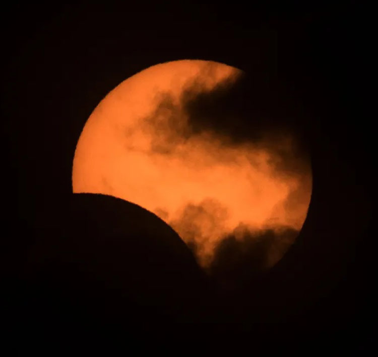 Eclipse solar anular acontece no sábado (14); veja horário e fotos do fenômeno.