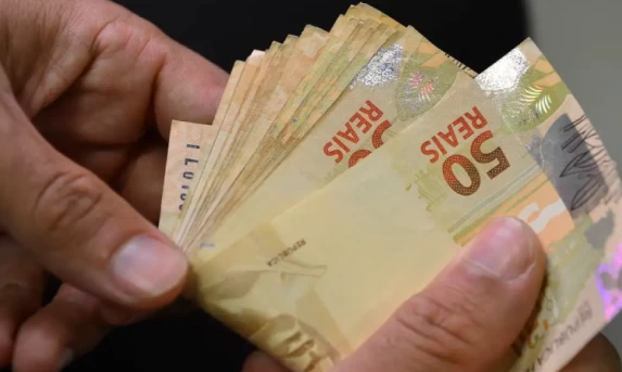 ECONOMIA: Brasileiros ainda não sacaram R$ 7,97 bi de valores a receber