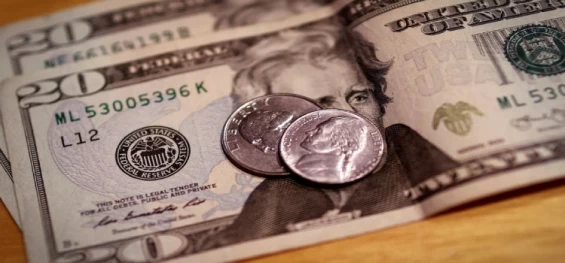 ECONOMIA: Dólar cai para R$ 4,73 e fecha no menor valor em 15 meses.