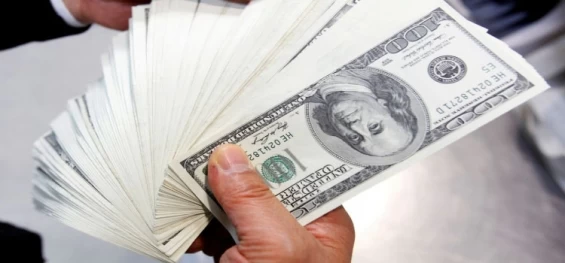 ECONOMIA: Dólar cai para R$ 4,77 e fecha no menor valor em mais de um ano.