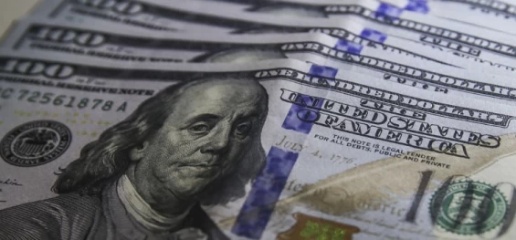 ECONOMIA: Dólar cai para R$ 4,86 e fecha no menor nível em um ano.