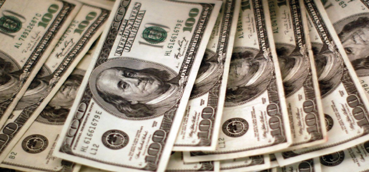 ECONOMIA: Dólar cai para R$ 5,14 e fecha sexta semana em baixa
