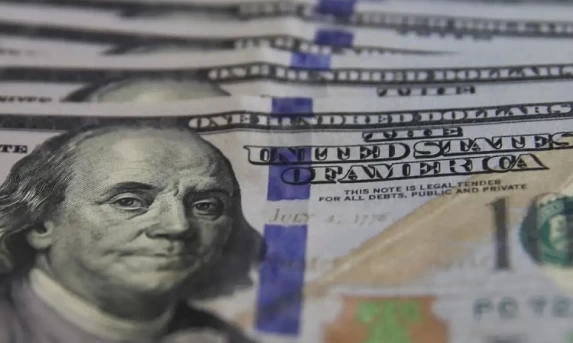 ECONOMIA: Dólar encosta em R$ 5 com dados de seguro-desemprego nos EUA.