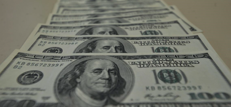 ECONOMIA: Dólar encosta em R$ 5,20 com inflação nos EUA.