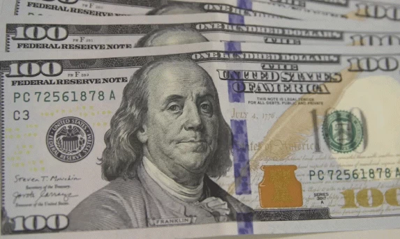 ECONOMIA: Dólar fecha a R$ 4,95, após chegar a R$ 5 na última terça-feira.