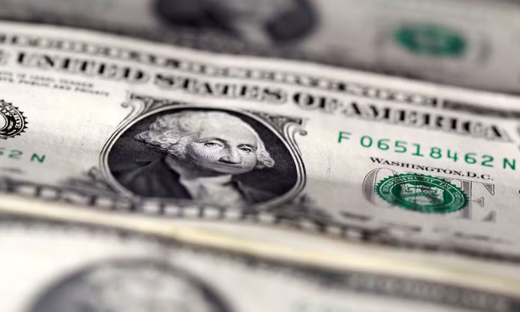 Economia: Dólar opera abaixo de R$ 5,00 enquanto mercado reage ao bloqueio naval no Estreito de Ormuz