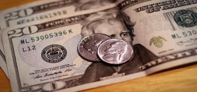 ECONOMIA: Dólar recua e Ibovespa apresenta alta, apesar da crise chinesa