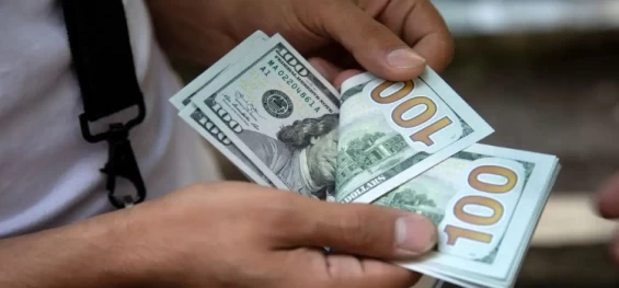 ECONOMIA: Dólar sobe para R$ 4,91 no primeiro dia útil do ano.