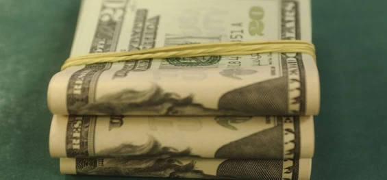 ECONOMIA: Dólar sobe quase 2% e aproxima-se de R$ 4,90 após corte de juros.