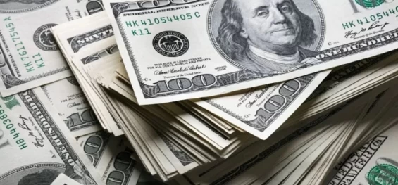ECONOMIA: Dólar ultrapassa R$ 5 pela primeira vez em um mês.