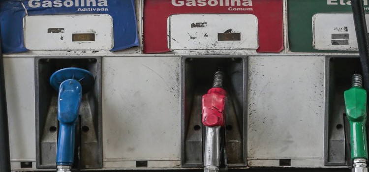 ECONOMIA: Gasolina rompe a barreira dos R$ 8 pela primeira vez, diz ANP