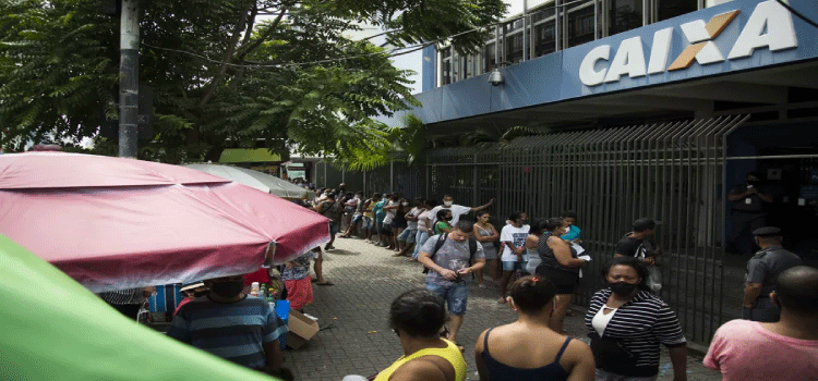 ECONOMIA: Governo decide elevar Auxílio Brasil para R$ 600 a menos de quatro meses da eleição e criar 'PIX caminhoneiro' de R$ 1.000.