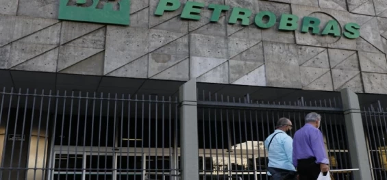 ECONOMIA: Petrobras reduz preço da gasolina e aumenta o do diesel.