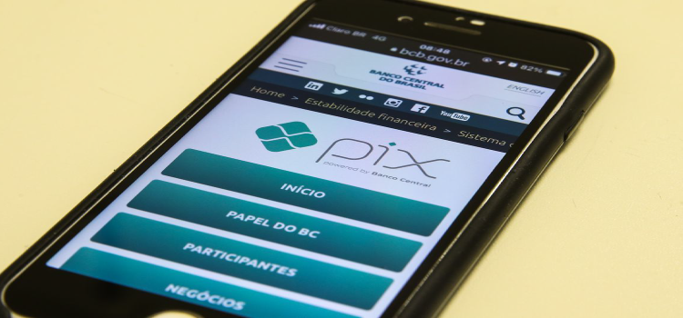 ECONOMIA: Pix bate recorde e supera 100 milhões de transações em um dia.