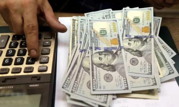 ECONOMIA: Tesouro capta US$ 4,5 bi no exterior com juros mais altos.