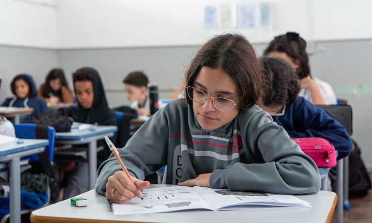 EDUCAÇÃO: Alunos Paranaenses Iniciam Prova Paraná Mais em Todo o Estado