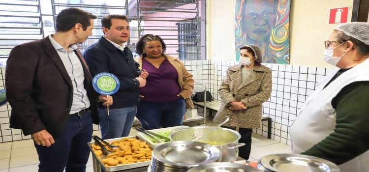 EDUCAÇÃO: Governador anuncia três refeições por dia em todos os colégios da rede estadual.